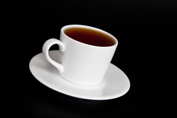 Siyah arka planda bir fincan çay. — Stok fotoğraf