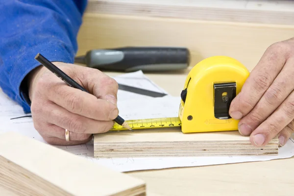 Mãos carpinteiro trabalhando com ferramentas — Fotografia de Stock