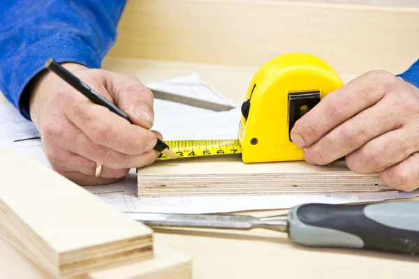 Mãos carpinteiro trabalhando com ferramentas — Fotografia de Stock