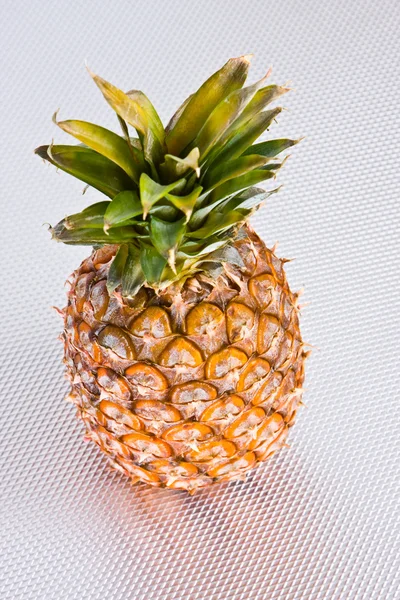 Ananas op een grijze oppervlak — Stockfoto