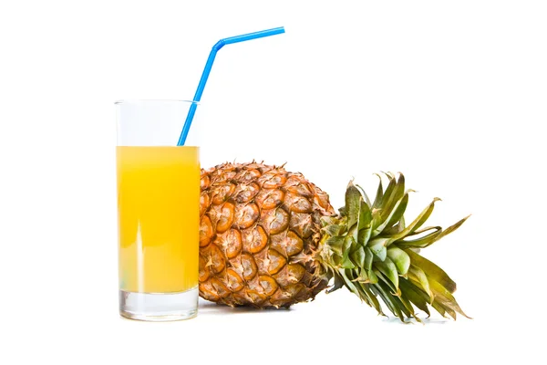 Ananasjuice och mogen ananas — Stockfoto