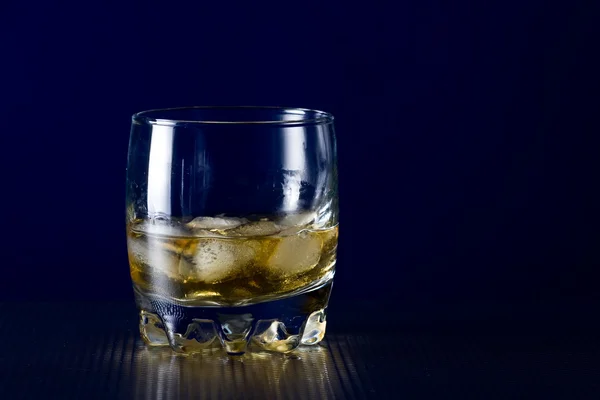 威士忌加冰块的杯子 — 图库照片