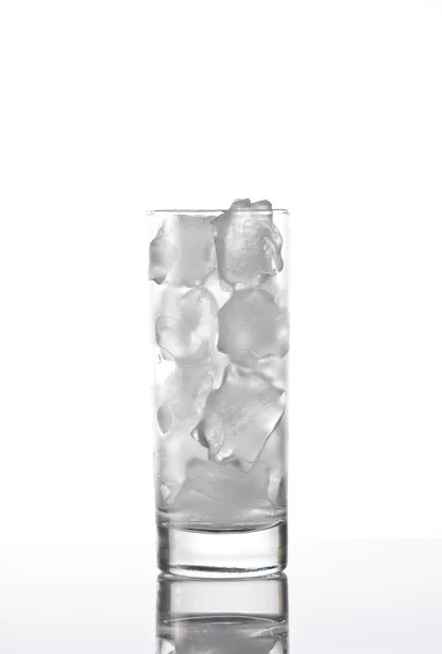 在高高的玻璃中的冰 — 图库照片