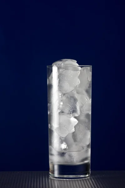 背の高いグラスに氷します。 — ストック写真