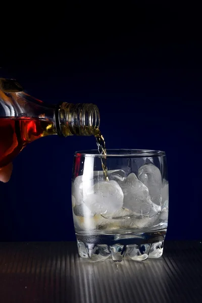 Whiskey versato in un bicchiere — Foto Stock