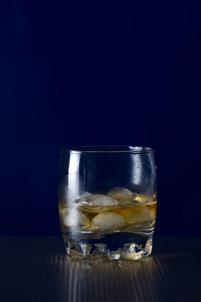 Glas Whiskey und Eis — Stockfoto
