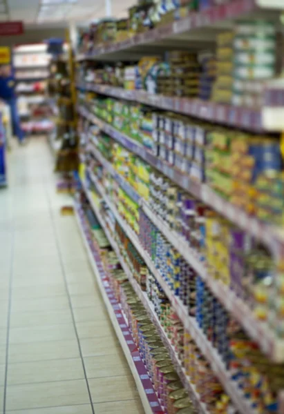 Bir süpermarkette malları ile raflar — Stok fotoğraf