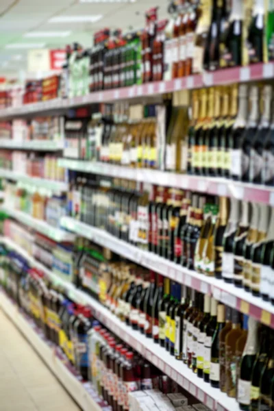Bir süpermarkette bira şişeleri ile raf — Stok fotoğraf