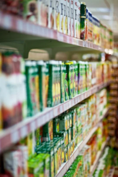 Prateleiras com sucos em um supermercado. Bl — Fotografia de Stock