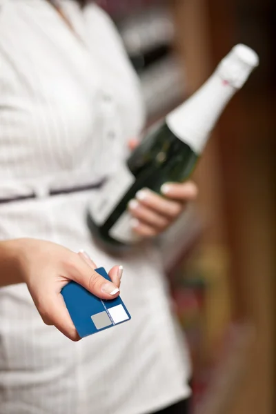 The woman holds a credit card — Stock Photo, Image