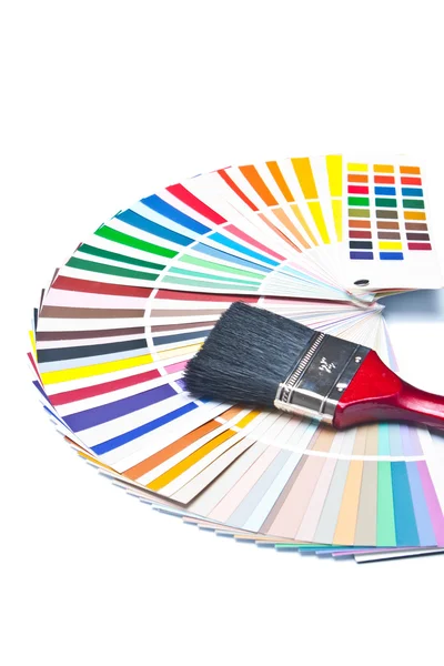 Pincel de pintura no guia de cores — Fotografia de Stock