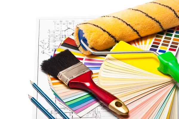Rullo di vernice, matite su disegni — Foto Stock