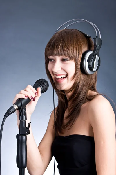 Donna che canta in microfono — Foto Stock