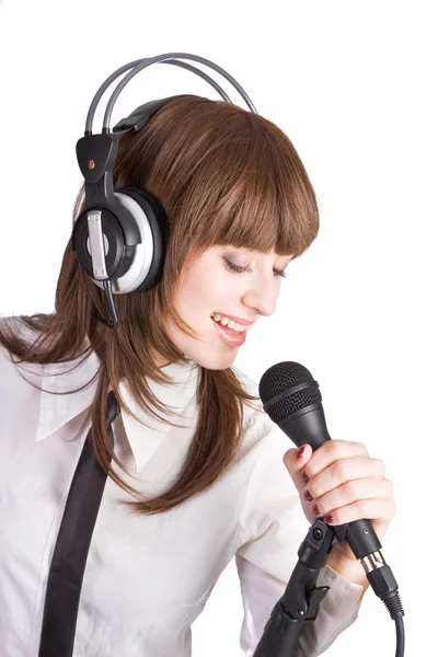 Женщина поет в микрофоне — стоковое фото