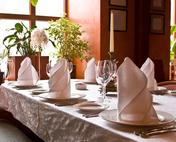 De geserveerd tabel bij restaurant — Stockfoto