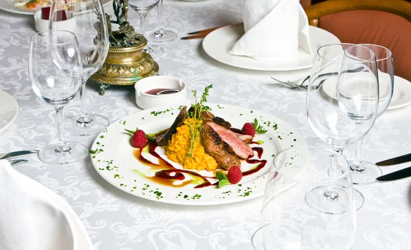 Тарелка в ресторане с едой — стоковое фото