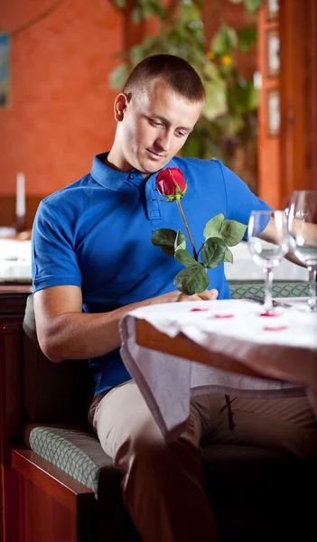 Muž čeká přítelkyně v restauraci — Stock fotografie