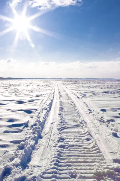 Karmobil izleri karda.