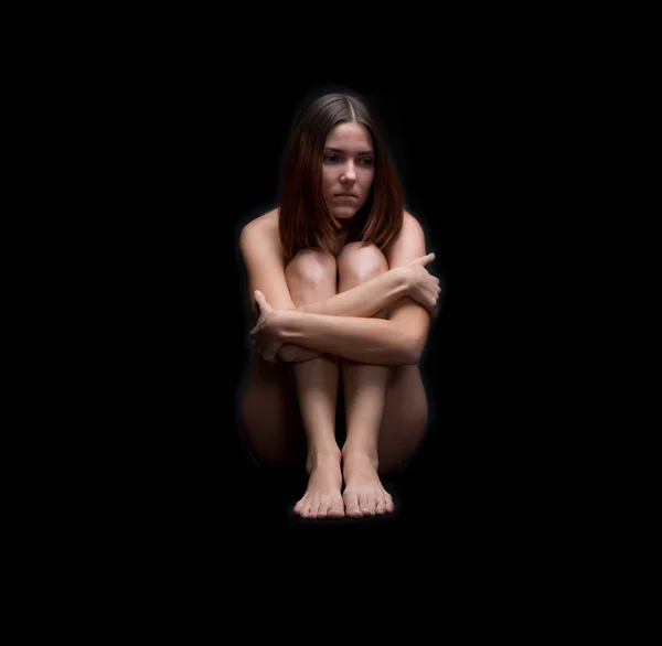 Das traurige Mädchen auf schwarzem Hintergrund — Stockfoto