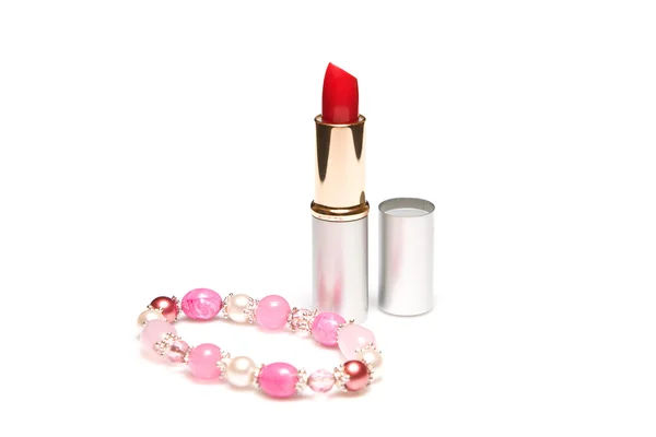 Rouge à lèvres rouge et bijoux femmes sur un whi — Photo