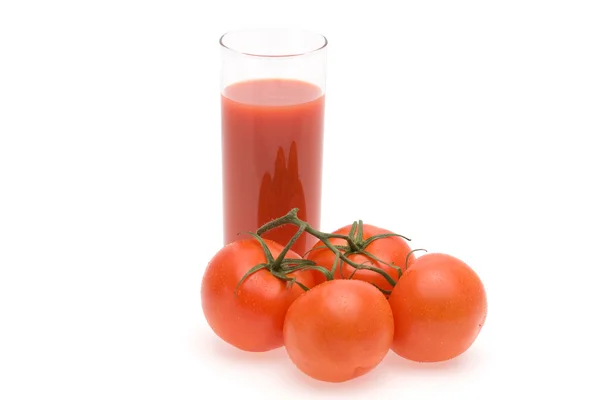 Sklenka rajčatové šťávy a rajčaty — Stock fotografie