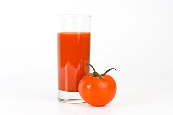 Sklenka rajčatové šťávy a rajčat — Stock fotografie