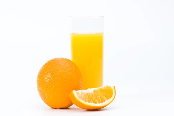 Orange mit Saft im Glas — Stockfoto