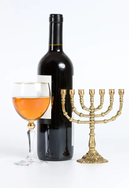 Joodse menora, fles wijn, glas — Stockfoto