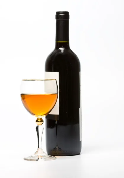 Copo e garrafa de vinho sobre branco — Fotografia de Stock