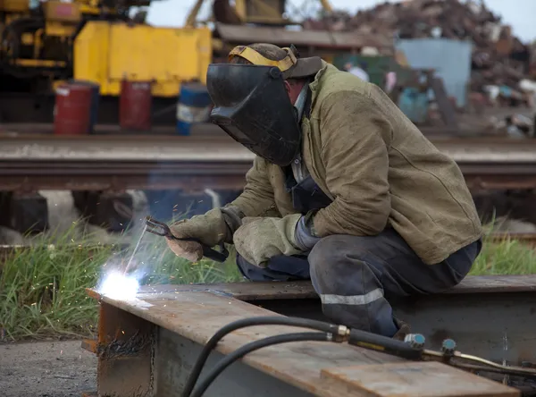 O trabalhador- soldador em uma máscara protetora — Fotografia de Stock