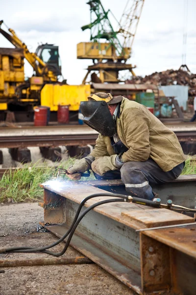 O trabalhador-soldador em uma máscara protetora — Fotografia de Stock