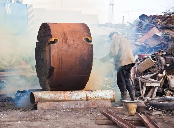 Arbetstagaren skär en gas ficklampa metall — Stockfoto