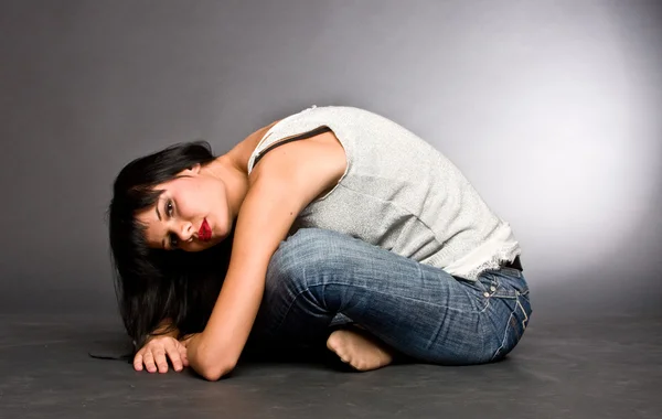 Meisje, zittend op een vloer — Stockfoto