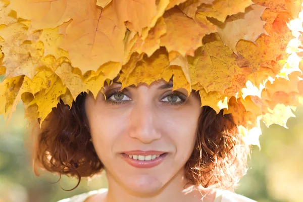 Ragazza in una ghirlanda da foglie di autunno — Foto Stock