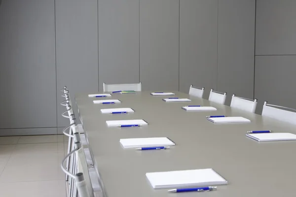 Una mesa gris con sillas y cuadernos —  Fotos de Stock