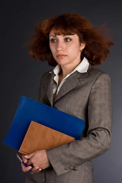 Bizneswoman z folderów w ręce — Zdjęcie stockowe