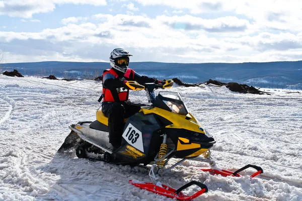 Competitions on snowmobile — Stock Photo, Image