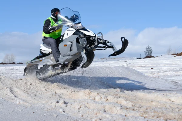 Wettbewerbe auf dem Schneemobil. — Stockfoto