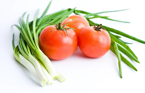 तीन लाल टोमॅटो आणि हिरव्या कांद्या — स्टॉक फोटो, इमेज