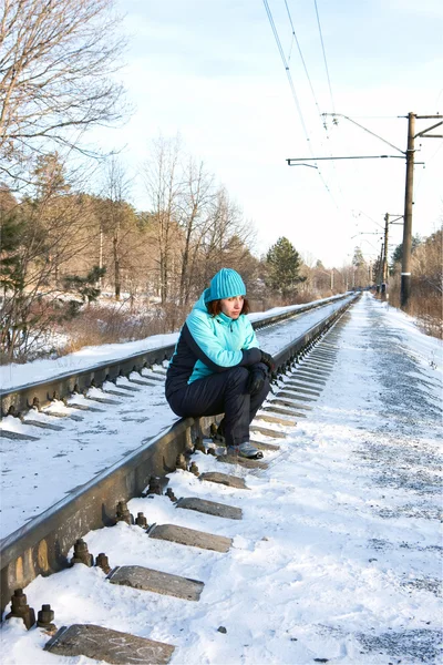 Mujer sentada sobre rieles del ferrocarril — Foto de Stock