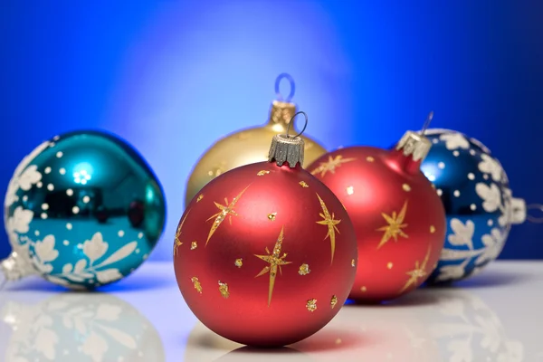 Bolas de Navidad sobre fondo azul Imágenes de stock libres de derechos