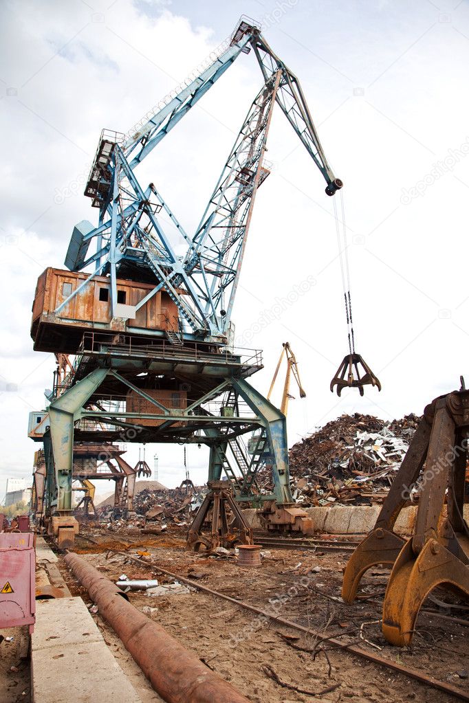 Industrial grabber the crane loads scrap