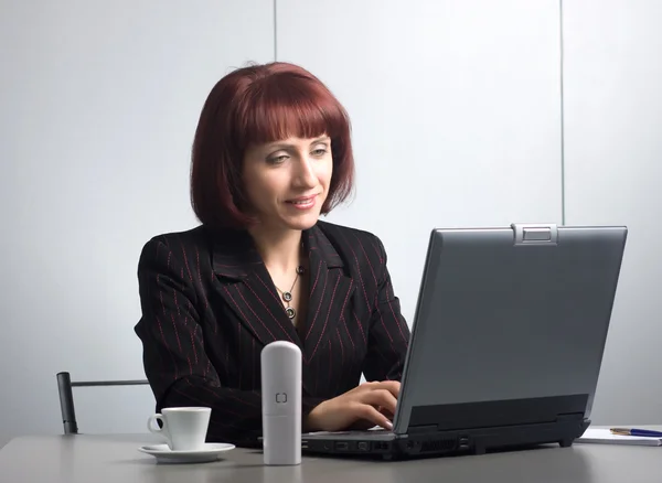 Beautiful businesswomen whith laptop — Stock Photo, Image