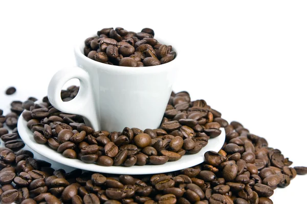 Xícara de café, cheia de grãos . — Fotografia de Stock