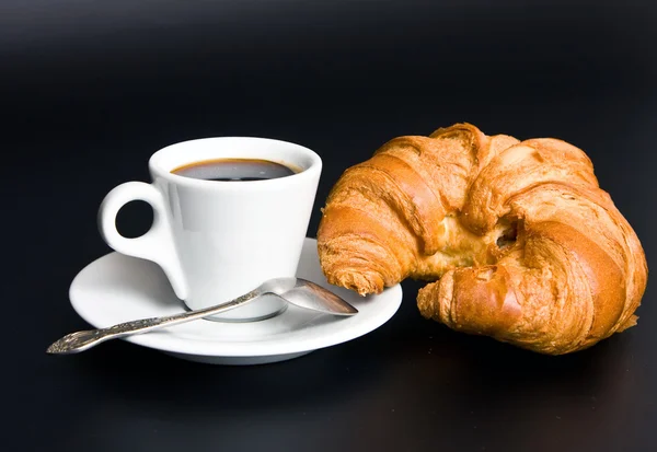 Tazza bianca caffè, cucchiaio e croissant — Foto Stock