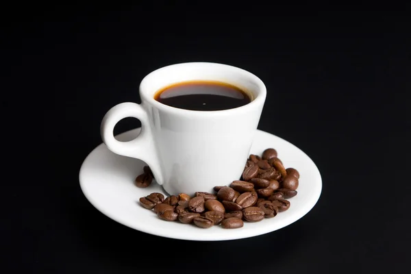 Φλιτζάνι καφέ με φασόλια καφέ σε μαύρο — Φωτογραφία Αρχείου