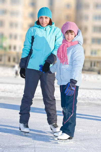 Madre con hija en la pista de patinaje — Foto de Stock