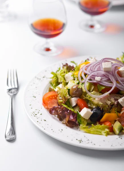Plaka üzerinde Yunan salatası — Stok fotoğraf