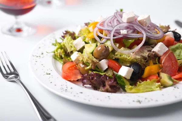 Řecký salát na talíři — Stock fotografie