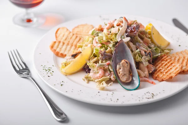 Салат з морепродуктами — стокове фото